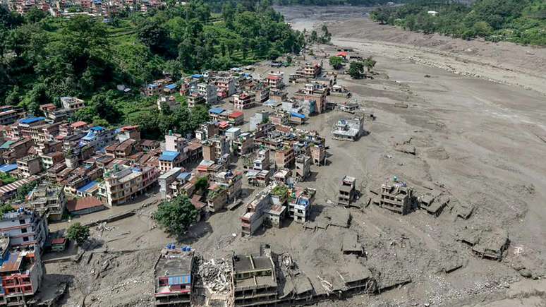 Pr&eacute;dios na fronteira entre o Nepal e o Tibete foram levados por enxurrada de gelo e lama. (26/08/2026)