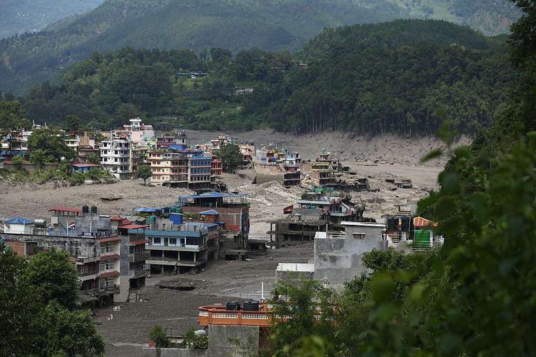 As avalanches tamb&eacute;m derrubaram pontes ao longo dos rios, o que causou mais dificuldades para as equipes de resgate