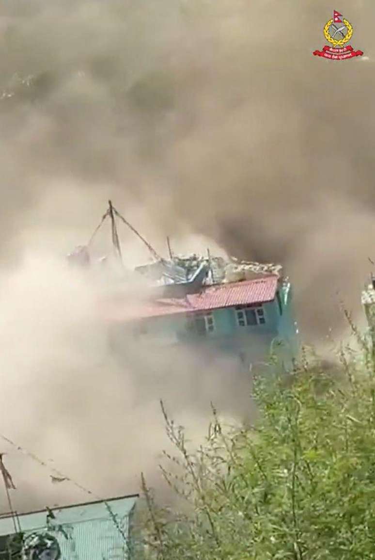 O impacto mais forte destruiu in&uacute;meras casas na bacia do rio Trishuli, na fronteira entre Nepal e Tibete