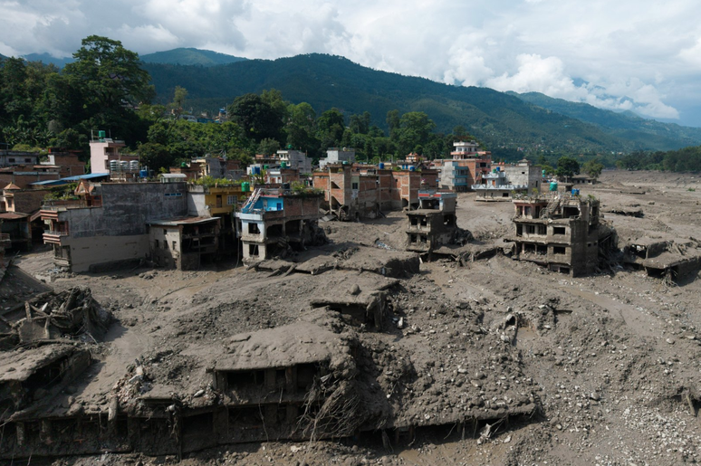 A lama cobriu dezenas de casas em Trishuli, no distrito de Nuwakot, no Nepal