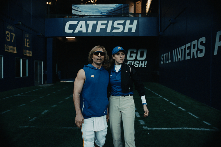 Em &ldquo;Chad Powers: O Quarterback&rdquo;, Russ tenta manter sua identidade secreta enquanto busca levar seu time aos playoffs 