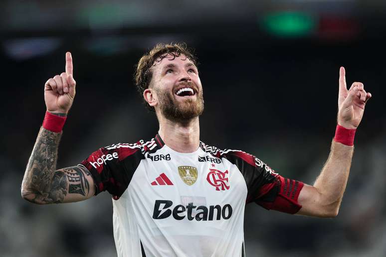 Léo Pereira comemora seu golaço de falta diante do Botafogo –