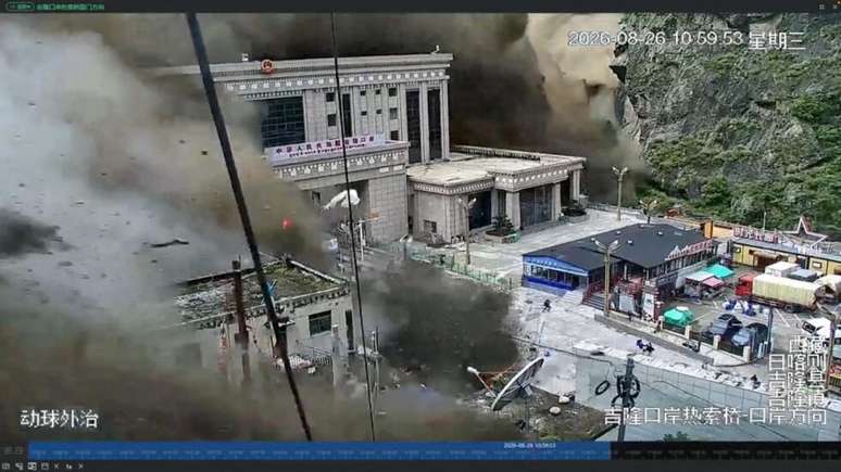 Gyirong, na fronteira entre o Nepal e o Tibete, foi engolida por enxurrada. (26/08/2026)