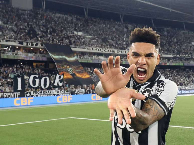 Igor Jesus se despede do Botafogo, no Nilton Santos -