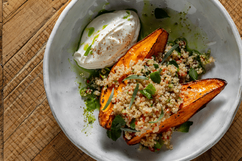 Batata-doce com cuscuz de quinoa e creme de iogurte 