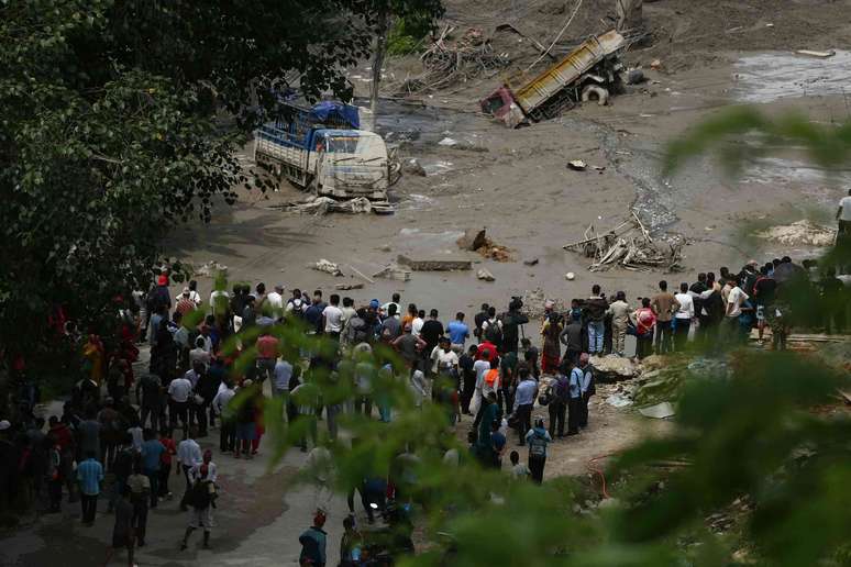 Um trecho de rodovia danificado pela enchente em Nuwakot, no centro do Nepal, ap&oacute;s a enchente. Subaas Shrestha/Getty Images