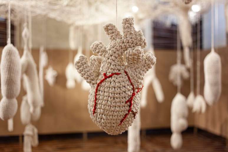 A obra 'Entre N&oacute;s', de Marlene Barros, exposta no CCBB S&atilde;o Paulo.