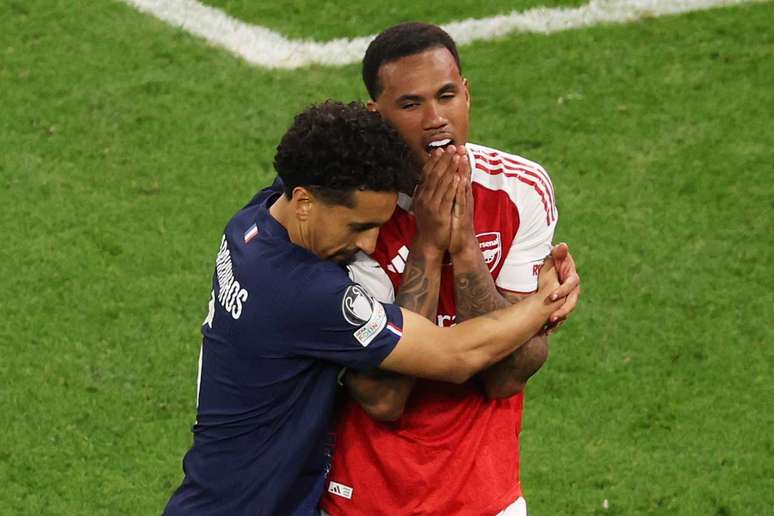 Marquinhos, do PSG, consola Gabriel Magalh&atilde;es ap&oacute;s derrota do Arsenal na final da Champions &ndash;
