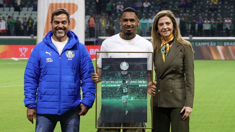 Antes da bola rolar, Allan foi homenageado, j&aacute; que se transferiu para o Manchester City -