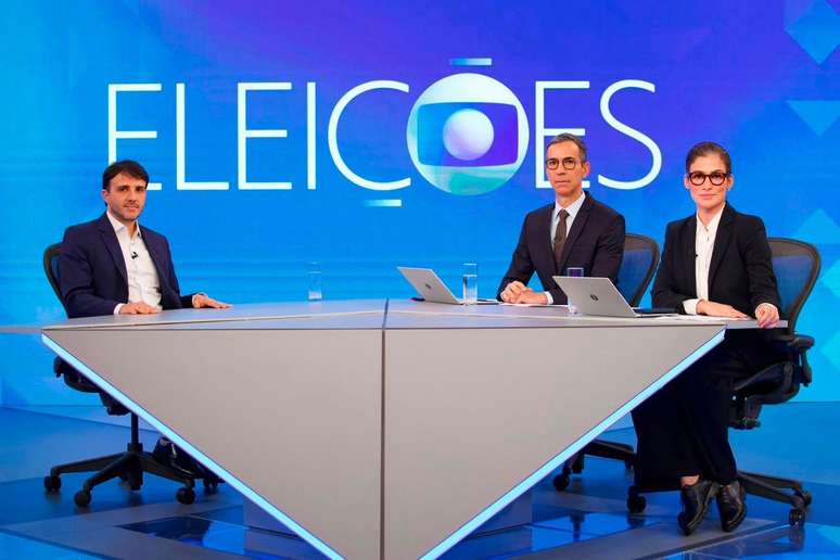 Renan Santos, C&eacute;sar Tralli e Renata Vasconcellos na bancada da TV Globo