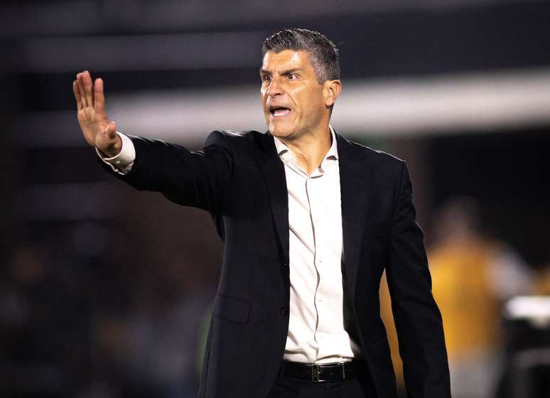 Pedro Emanuel durante o jogo entre Vasco e Vit&oacute;ria &ndash;