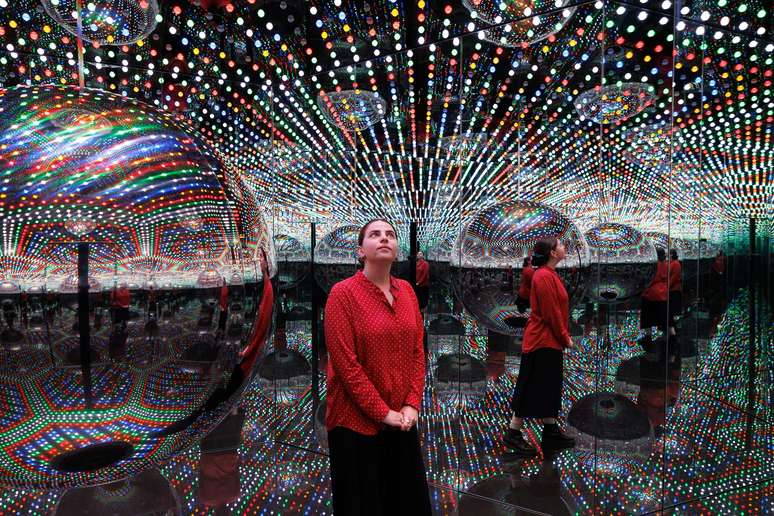 As Salas Infinitas de Kusama envolviam os visitantes na instala&ccedil;&atilde;o com o uso de espelhos e luzes