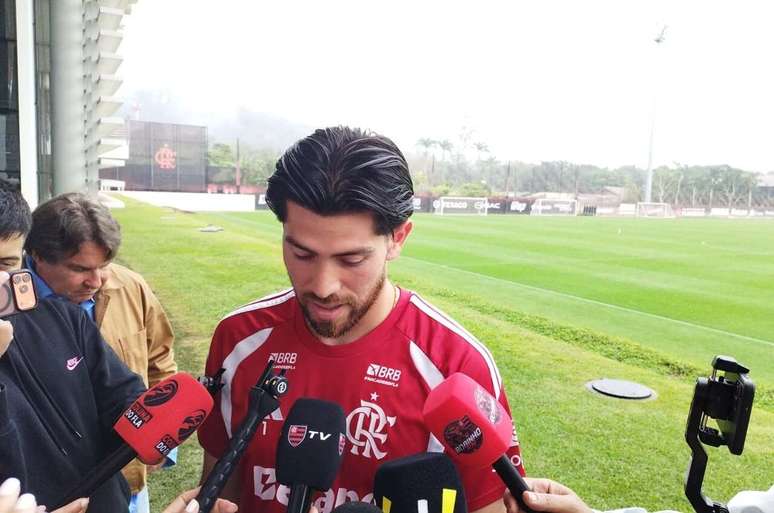 Rossi em entrevista no CT George Helal; jogador fala sobre cr&iacute;ticas &ndash;