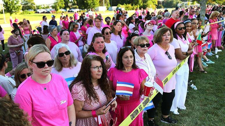 Mulheres vestindo blusas rosa se re&uacute;nem do lado de fora do tribunal de Clancy para apoi&aacute;-la.