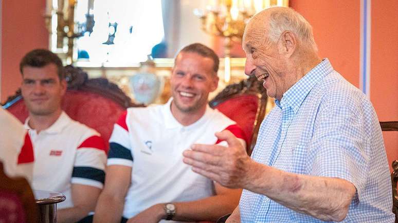 O rei Harald convidou a sele&ccedil;&atilde;o norueguesa de futebol para o pal&aacute;cio depois de a equipe ter chegado &agrave;s quartas de final da Copa do Mundo deste ano