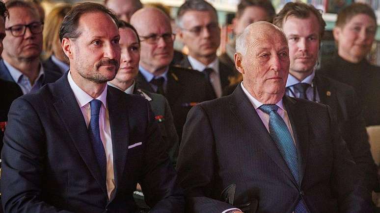 Harald ser&aacute; sucedido por seu filho Haakon (esquerda)