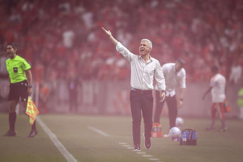 Luis Castro, t&eacute;cnico do Gr&ecirc;mio, durante o Gre-Nal do Beira-Rio &ndash;