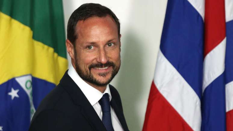Imagem de arquivo mostra o pr&iacute;ncipe herdeiro Haakon ao chegar para uma coletiva de imprensa, no Pal&aacute;cio do Planalto, em Bras&iacute;lia, em 16 de novembro de 2015.