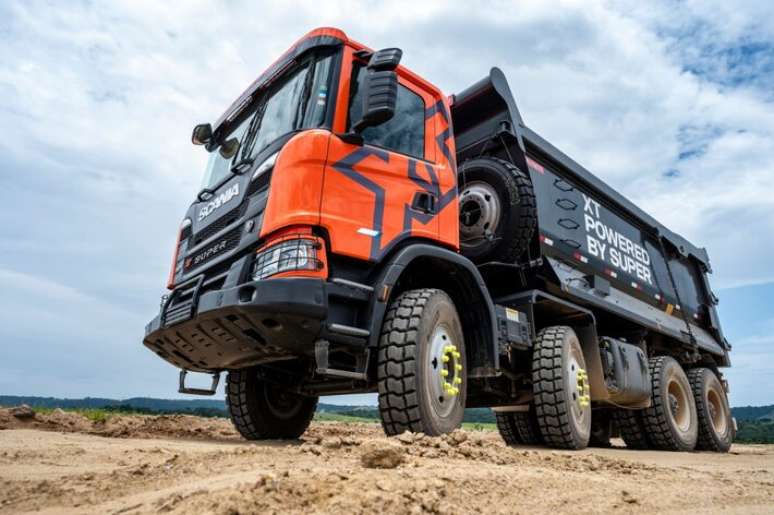 Movido a diesel, caminh&atilde;o tem motor de 13 litros com inje&ccedil;&atilde;o de alta compress&atilde;o e transmiss&atilde;o preparada para opera&ccedil;&otilde;es fora de estrada.