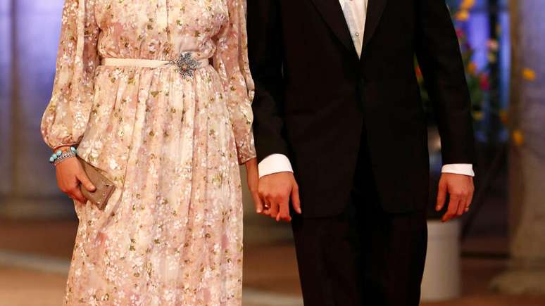 Foto de arquivo mostra Mette-Marit e o pr&iacute;cipe Haakon chegando a um banquete de gala organizado pela fam&iacute;lia real holandesa no Rijksmuseum, em Amsterd&atilde;, Holanda, em 29 de abril de 2013.