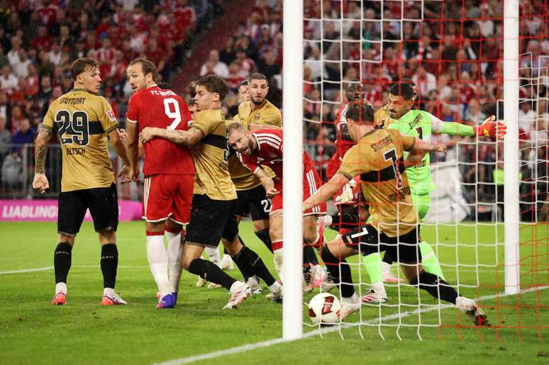 Upamecano (encoberto) cabeceia para abrir o placar para o Bayern no 5 a 1 sobre o Stuttgart.