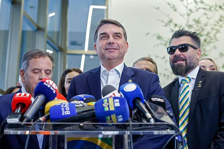 Moura sobre Fl&aacute;vio Bolsonaro: "Ele passou por duas crises graves na campanha, e os n&uacute;meros dele s&atilde;o os n&uacute;meros mais s&oacute;lidos de um segundo colocado desde 1989"