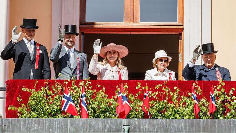 Da esquerda para a direita: o pr&iacute;ncipe Sverre Magnus, o novo rei Haakon, a princesa herdeira Mette-Marit, a rainha Sonja e o rei Harald da Noruega participam das comemora&ccedil;&otilde;es do Dia da Constitui&ccedil;&atilde;o da Noruega no Pal&aacute;cio Real de Oslo, em maio