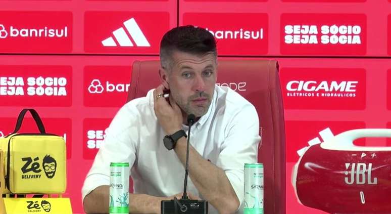 Paulo Pezzolano em coletiva de imprensa do Internacional &ndash;