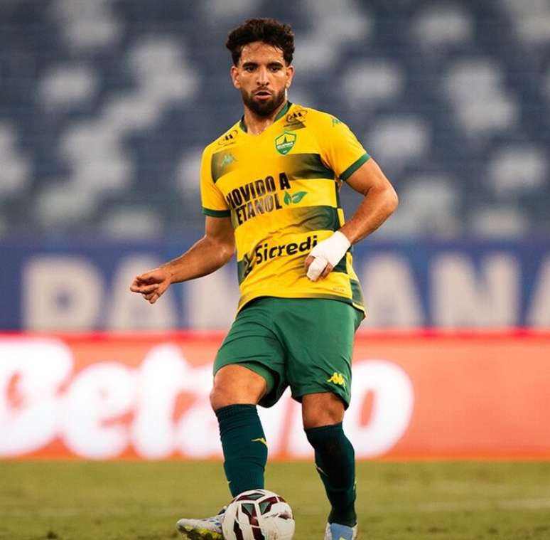 Pep&ecirc;, meio-campista do Cuiab&aacute;, em partida contra o Goi&aacute;s, pela S&eacute;rie B do Campeonato Brasileiro