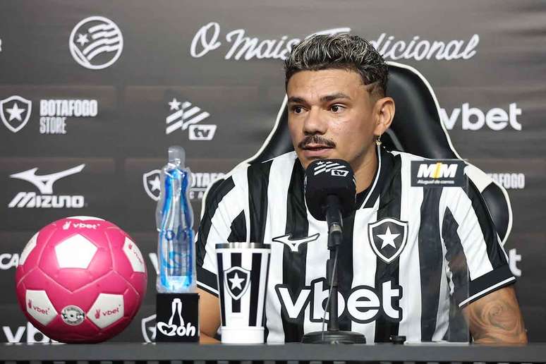 Tiquinho &eacute; sabatinado por jornalistas &ndash;