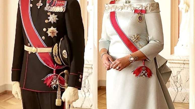 O ent&atilde;o pr&iacute;ncipe herdeiro Haakon e a mulher, a princesa Mette-Marit, em retrato oficial divulgado em 18 de abril de 2024.