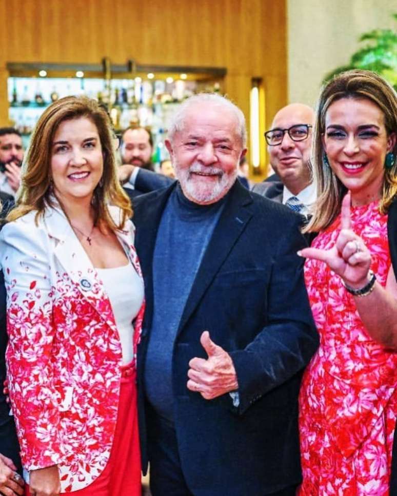 A lobista Roberta Luchsinger posou para foto com o presidente Luiz In&aacute;cio Lula da Silva em 2022, durante jantar em homenagem a ele