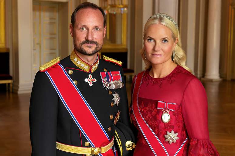Com a morte de Harald V, o trono da Noruega pertence agora a seu filho Haakon, casado com Mette-Marit