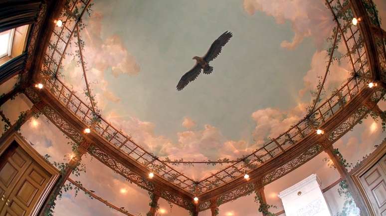 Uma bela pintura no teto de um sal&atilde;o no Pal&aacute;cio Real de Oslo, a casa dos reis da Noruega