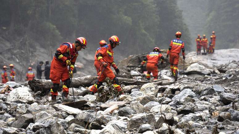 Equipes de bombeiros e resgate realizam opera&ccedil;&otilde;es de busca e resgate a 2 quil&ocirc;metros do Porto de Gyirong, dias ap&oacute;s o deslizamento de terra ocorrido em 26 de agosto que destruiu o porto, no condado de Gyirong, na regi&atilde;o do Tibete ocidental, na China, em 29 de agosto de 2026.