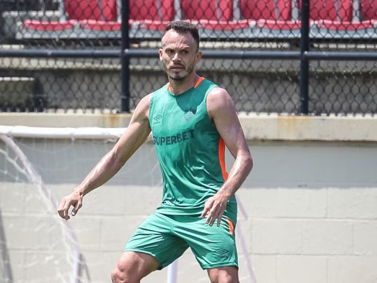 Ren&ecirc;, lateral-esquerdo do Fluminense, durante treino no CT 