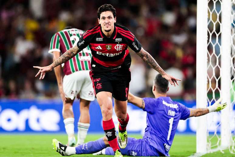 Pedro deitou e rolou em vit&oacute;ria do Flamengo sobre o Fluminense, seu ex-time &ndash;