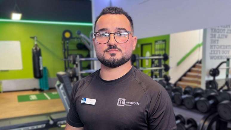 Mo Almalarashid chegou a Greenock como refugiado em 2018 e, hoje, &eacute; instrutor em uma academia de gin&aacute;stica