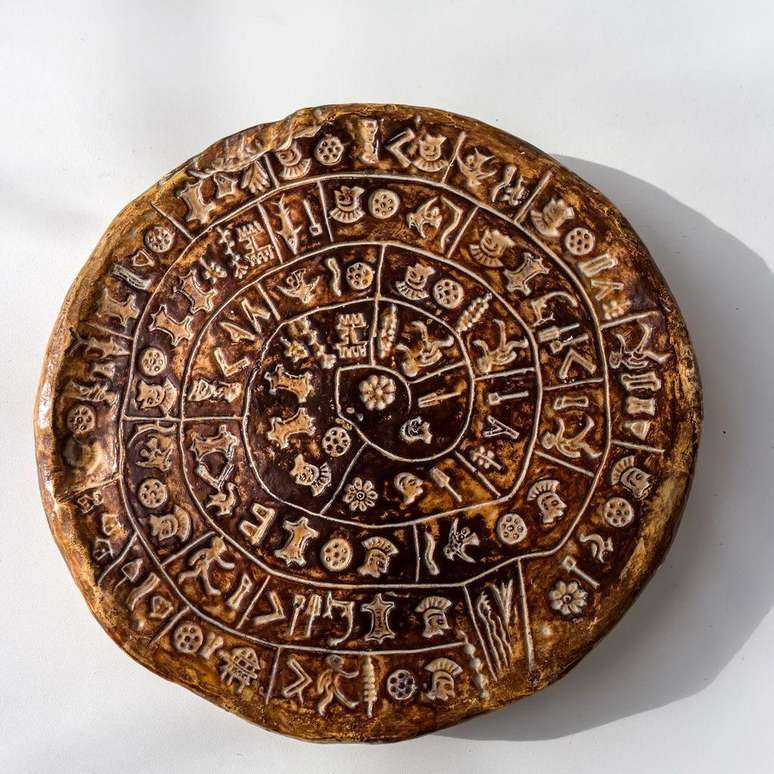 Os s&iacute;mbolos presentes no Disco de Festo, com 4.000 anos de idade, encontrado entre as ru&iacute;nas de um pal&aacute;cio minoico em Creta, permanecem em grande parte indecifrados
