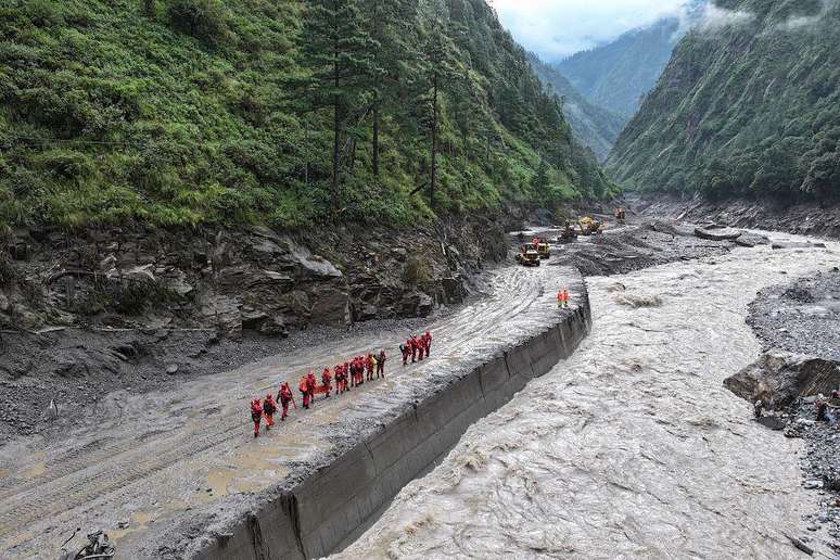 Equipes de resgate trabalham em Shigatse, no Tibete, ap&oacute;s inunda&ccedil;&otilde;es e deslizamentos de terra devastadores