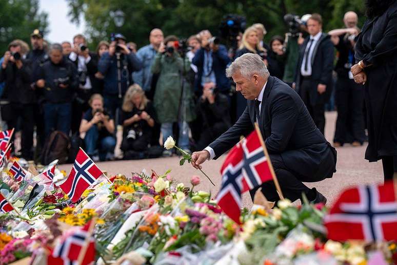 Ap&oacute;s a morte do Rei Harald 5&ordm;, um grande n&uacute;mero de pessoas foi ao pal&aacute;cio real para depositar flores em um monumento em sua mem&oacute;ria