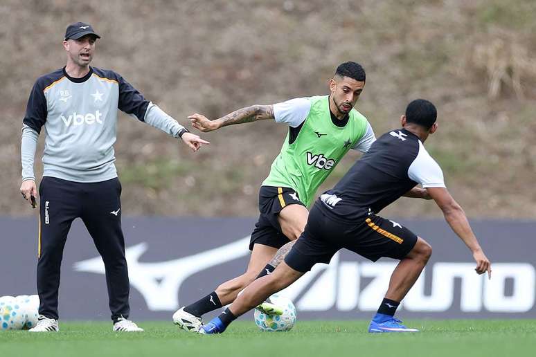 Santi est&aacute; pronto para entrar no segundo tempo e colocar fogo na partida &ndash;
