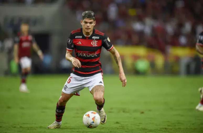 Ayrton Lucas em a&ccedil;&atilde;o pelo Flamengo 