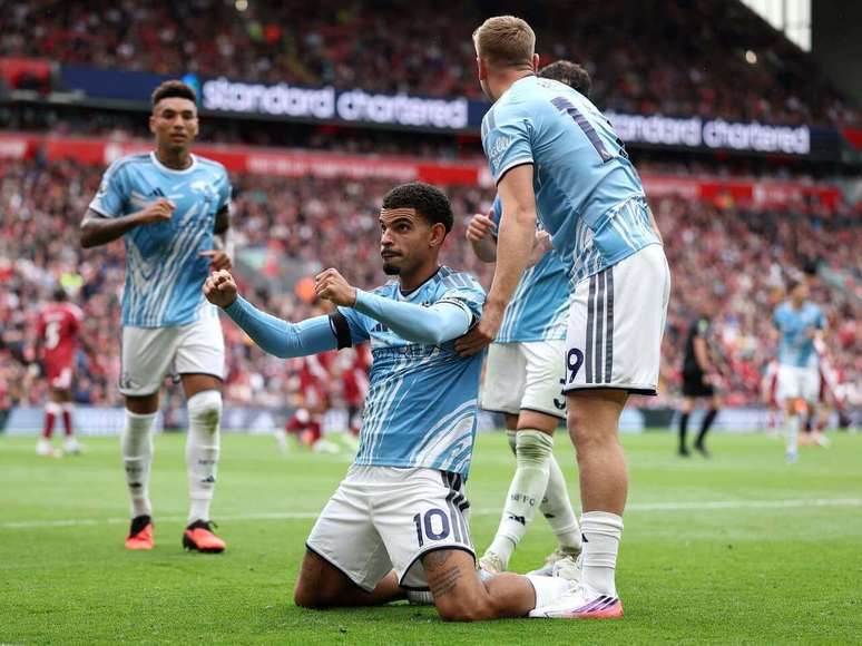 Gibbs-White comemora o seu gol, o segundo do Nottingham no empate com o Liverpool. Igor Jesus (&agrave; esquerda) chega para a celebra&ccedil;&atilde;o.