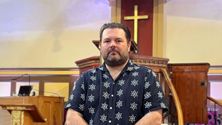 'Realizamos muito mais funerais do que casamentos e batizados', conta o pastor Jonathan Fleming