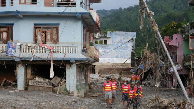 As opera&ccedil;&otilde;es de resgate e busca continuam no Nepal, em 28 de agosto de 2026.