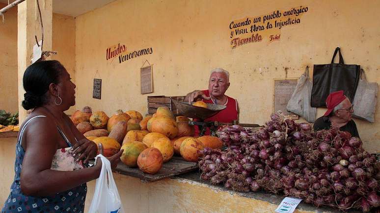 Os mercados estatais cubanos, onde anos atr&aacute;s a popula&ccedil;&atilde;o tinha acesso a alimentos, hoje est&atilde;o desabastecidos