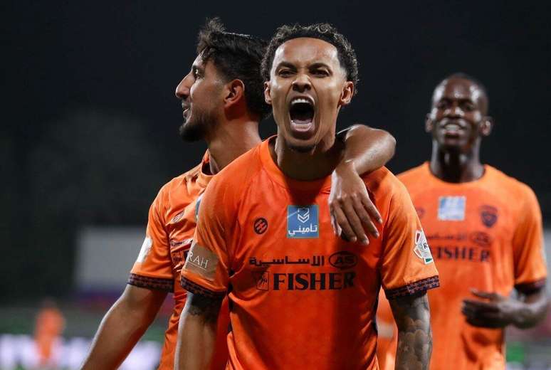 L&aacute;zaro comemora um dos gols que ajudaram a equipe a conquistar o primeiro triunfo na competi&ccedil;&atilde;o &ndash;
