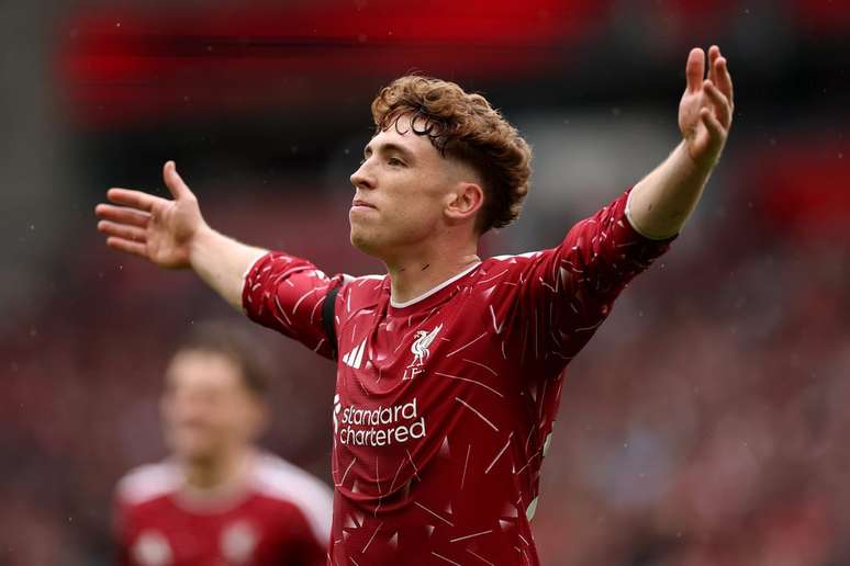 Victor Mu&ntilde;oz faze o segundo gol do Liverpool no empate cm o Nottingham e festeja com a torcida em Anfield.