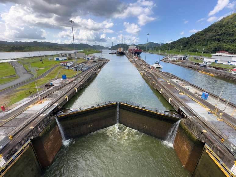 A travessia do Canal do Panam&aacute; exige a passagem por eclusas que elevam as embarca&ccedil;&otilde;es ao Lago Gat&uacute;n e depois as baixam at&eacute; o oceano oposto